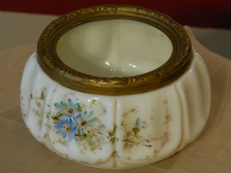 Antique Wavecrest C.F. Monroe Meriden, Connecticut Porcelain Powder Jar image 5