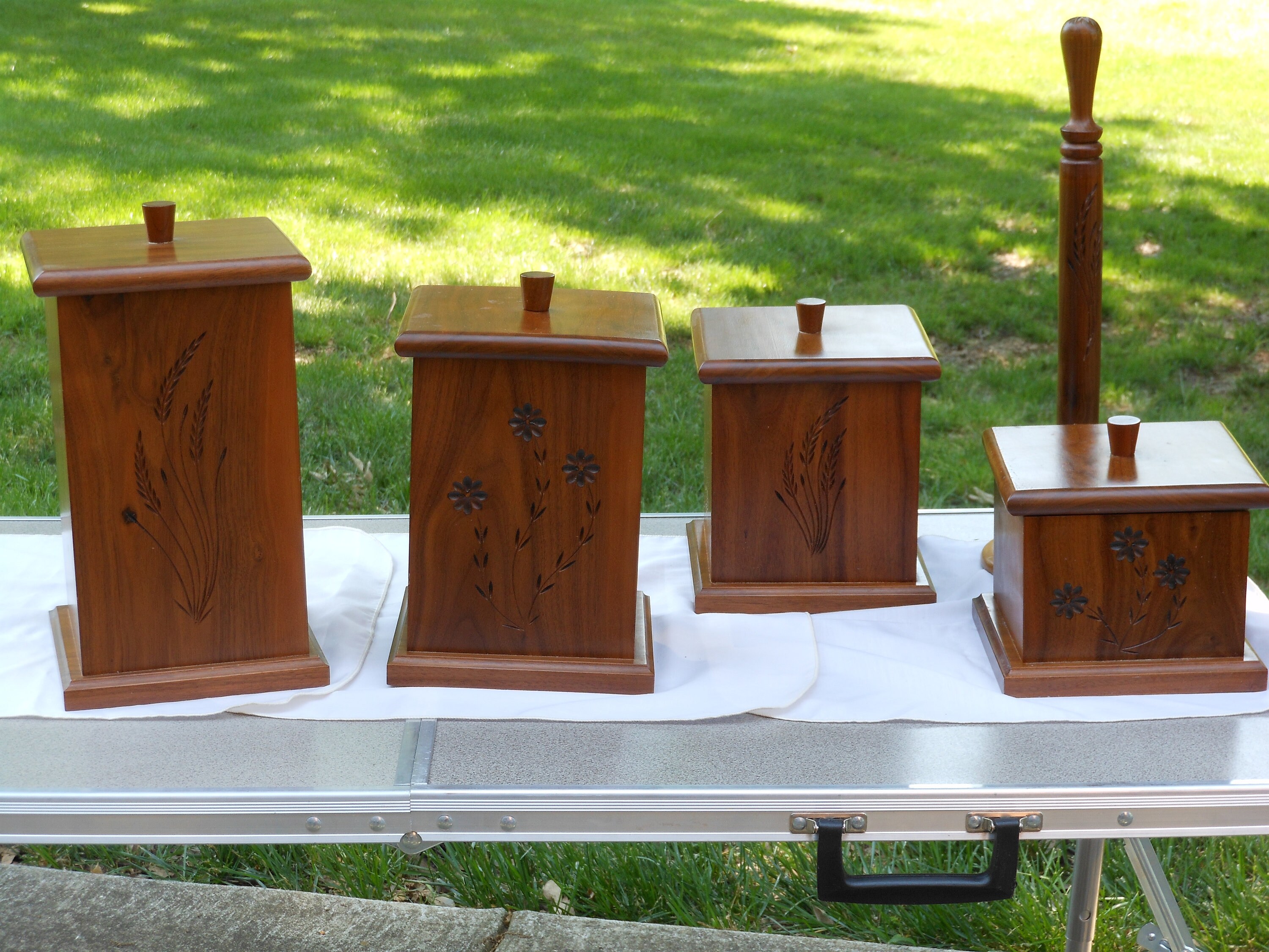 Wood Whittlers Four Canister and Towel Rod Set (9 pieces)