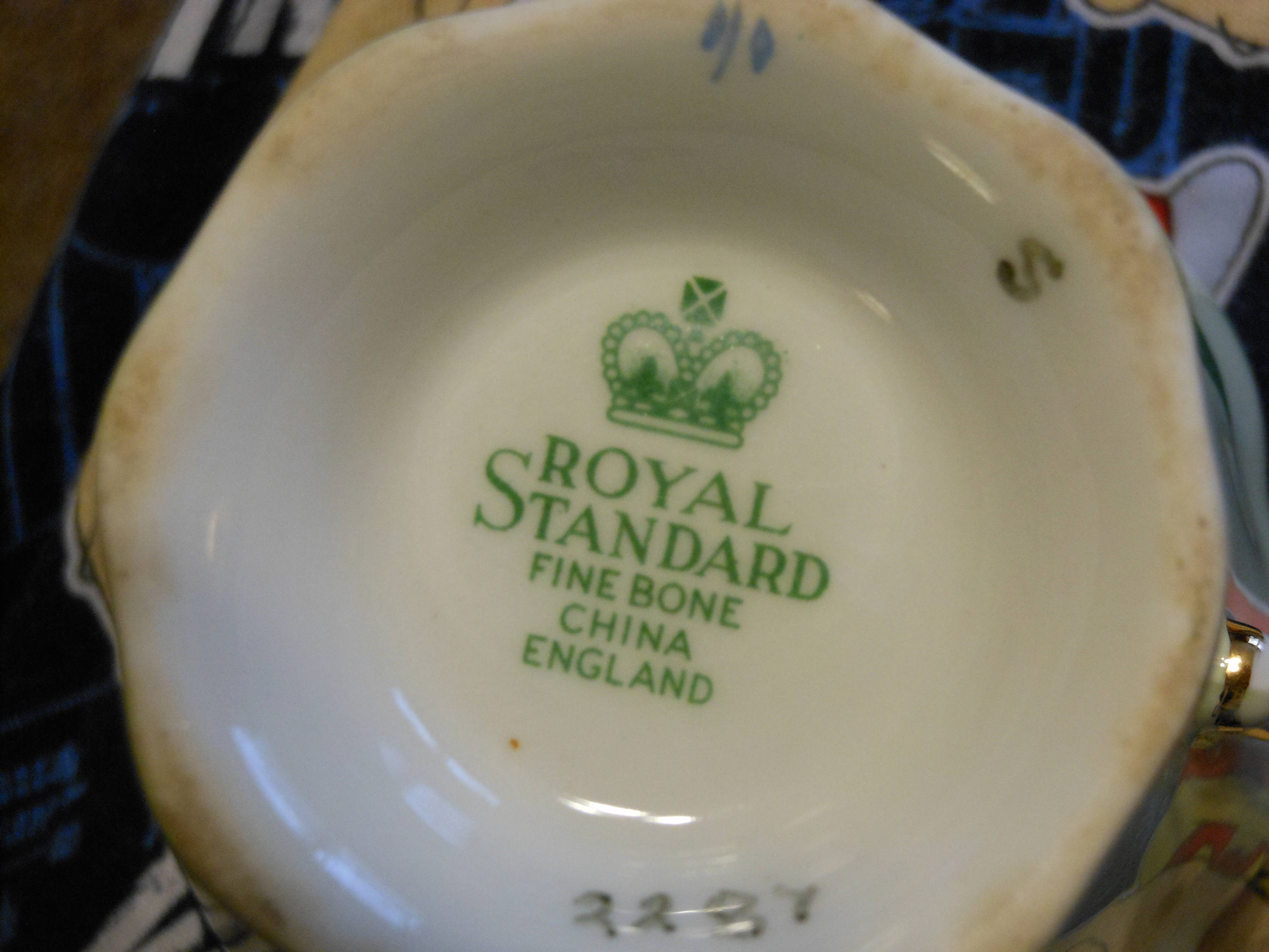 royal-standard-fine-bone-china-teacup-saucer