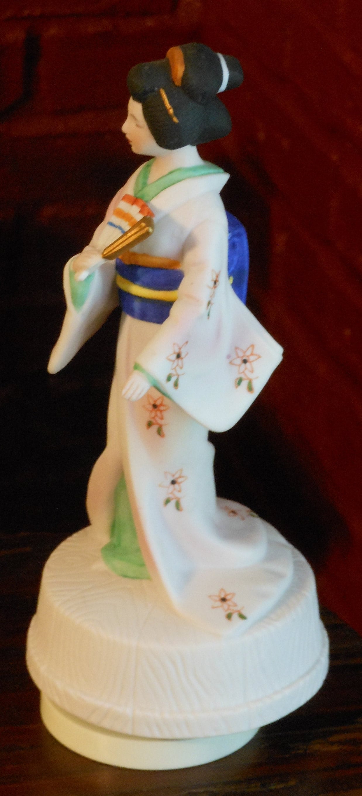 Maruho Porcelain Japanese Geisha Girl Spinning Music Box