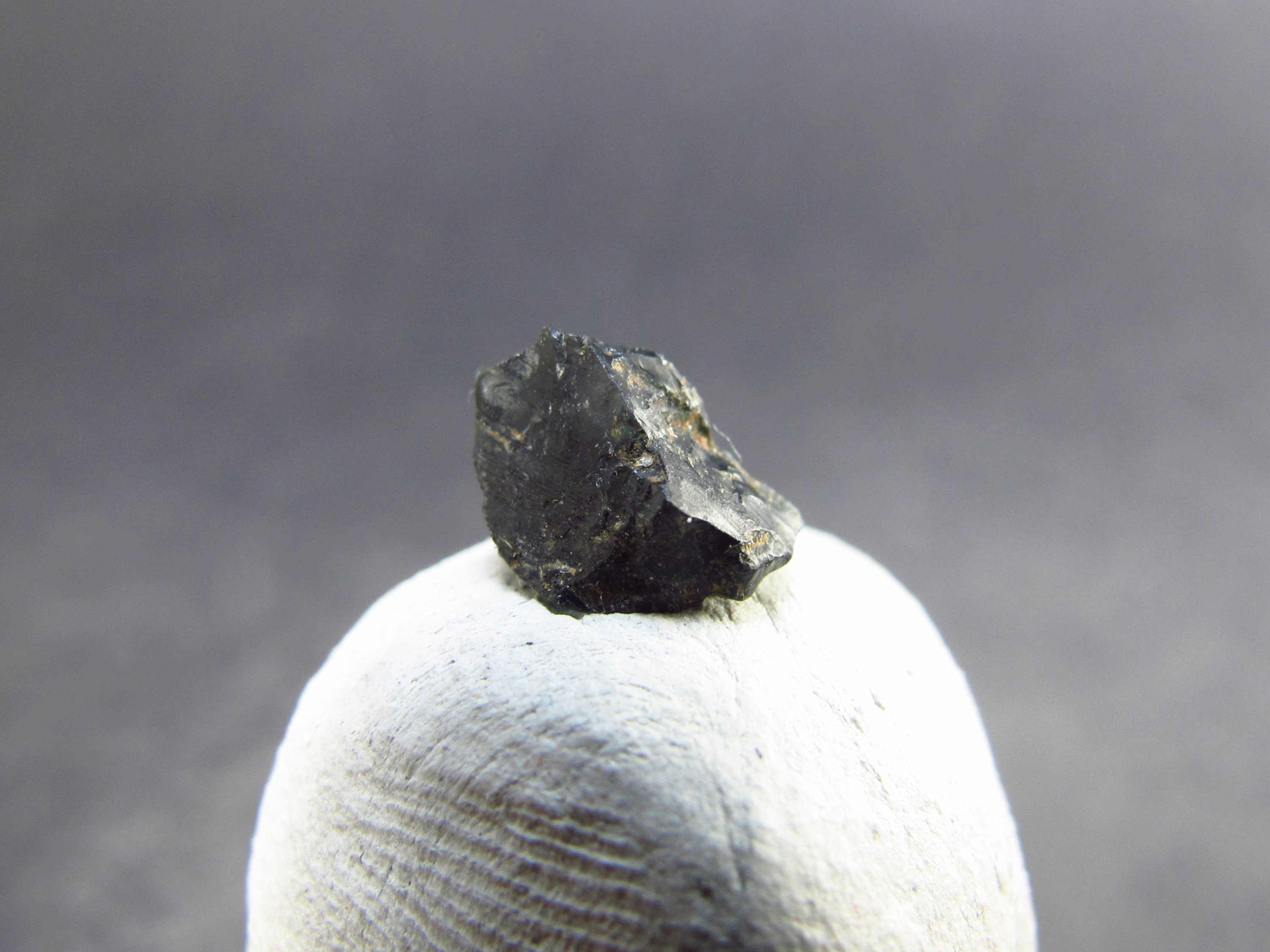 Black serendibite price per carat deals