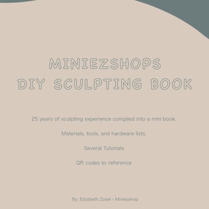 Könnte beinhalten: Ein beiges DIY-Skulpturenbuch mit dem Titel "MINIEZSHOPS DIY SCULPTING BOOK". Das Buch enthält 25 Jahre Erfahrung im Bereich Skulptur, Materiallisten, Tutorials und QR-Codes. Die Autorin ist Elizabeth Zosel.