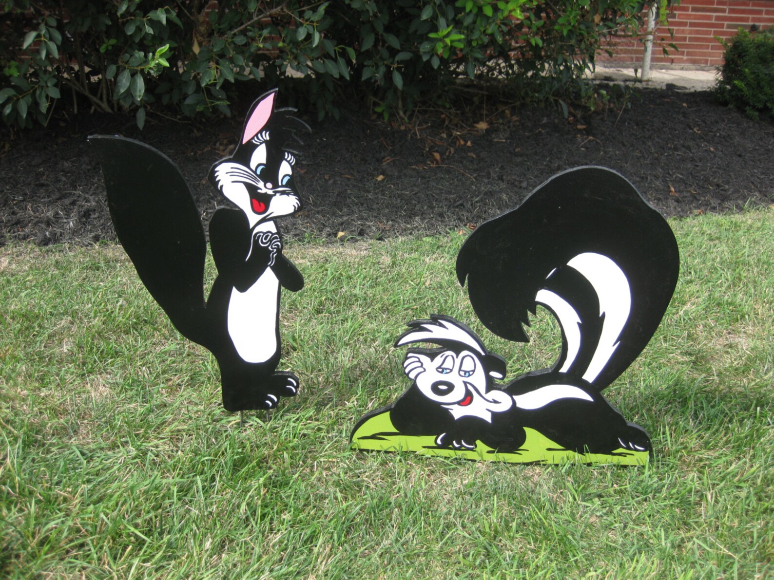 Art266 césped arte figura Pepe Le Pue caminando y saludando a | Etsy