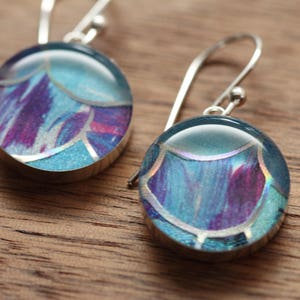 Meerjungfrauen Schweifschuppen Ohrringe aus recycelten Starbucks Geschenkkarten. Sterling Silber und Resin.