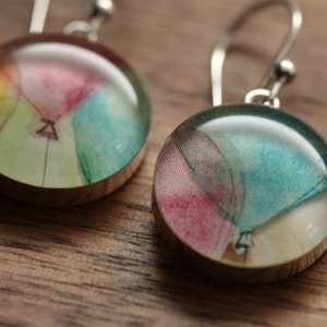 Party Ballon Ohrringe aus recycelten Starbucks Geschenkkarten, Sterling Silber und Resin.