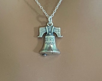 Collar con colgante de campana de la libertad en plata de ley
