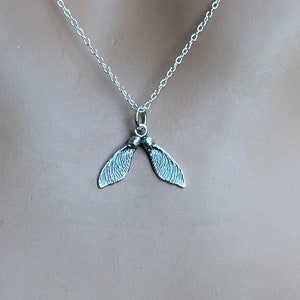 Collar de plata de ley con doble vaina de semillas de arce