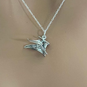 Collar de pterodáctilo de caza de plata esterlina con pez en la boca, collar de pterodáctilo 3D de plata oxidada, collar de pterodáctilo oxidado