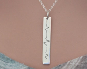 Collar con dije de barra de latidos del corazón de ECG personalizado en plata de ley