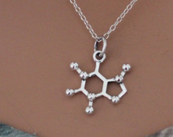 Collar de plata de ley con molécula de cafeína: joyería científica