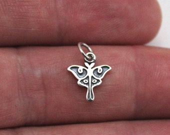 Ciondolo a forma di falena lunare in argento sterling.