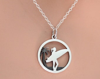 Collar de plata de ley con diseño de chica surfista y colgante de ola