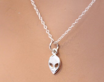 Collana con ciondolo a forma di volto alieno in argento sterling