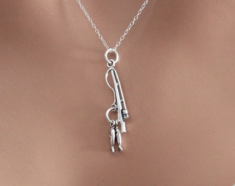Collar con colgante de caña de pescar de plata de ley: colgante con dije de pez.