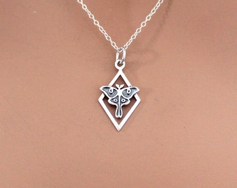 Collier Luna Moth minuscule en argent sterling dans un collier à cadre en diamant, petit collier Luna Moth en argent sterling dans un collier à cadre en diamant, collier Luna Moth