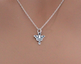 Collier de breloques en argent sterling minuscule Luna Moth, collier en argent sterling petit Luna Moth, collier en argent petit Luna Moth, collier Luna Moth