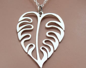 Collar con colgante de hoja de monstera en plata de ley: diseño calado