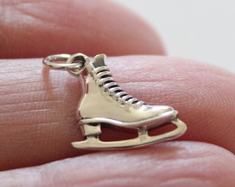 Peut inclure: Charme de patins à glace en argent avec une boucle pour l'attacher à un collier ou un bracelet.