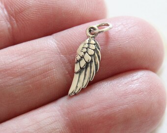 Dije de ala de pájaro diminuto de plata esterlina: detalles realistas