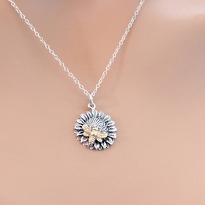 スターリングシルバーのひまわりチャームとブロンズの蜂のネックレス、スターリングシルバーのひまわりチャームと蜂のネックレス、ひまわりと蜂のネックレス