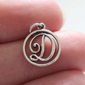 Dije de letra D con inicial cursiva rústica de plata esterlina, colgante de letra D cursiva rústica de plata, dije de letra D cursiva de plata