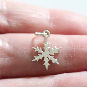 Schneeflocke Charme, Schneeflocke Charme, kleine Schneeflocke Charme, Schnee Charme, Weihnachtszauber, Winter Charme, Silber Schneeflocke Charme