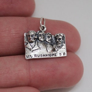 Srebrny wisiorek z motywem Góry Rushmore – Dakota Południowa