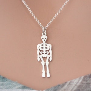 Skeleton Charm Halskette, Silber Skelett Anhänger Halskette, Halloween Skeleton Charm Halskette, Spooky Skeleton Halskette, Sterling Silber