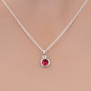 Collana con ciondolo in argento sterling con pietra portafortuna di luglio in cristallo rosso rubino, piccola collana in argento con pietra portafortuna di luglio