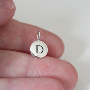 Charm con inicial mayúscula en plata de ley con letra D, colgante con letra mayúscula en plata, charm con letra mayúscula en plata, colgante con D en plata