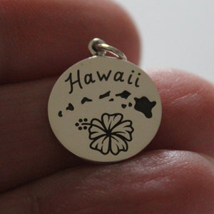 Sterling Silver Hawaii Charm on a Disk Charm, Silver Hawaii Pendant Charm, Hawaii State Charm, Silver Hawaii Charm, Hawaii State Pendant