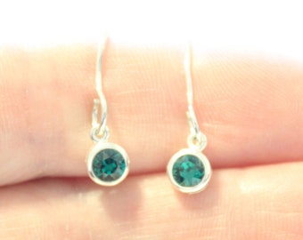 Boucles d'oreilles en argent sterling avec pierre de naissance de mai : petit cristal vert