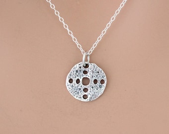Collar con dije de moneda antigua de plata esterlina