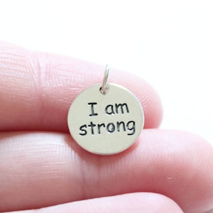 Charm Soy fuerte en plata de ley, colgante Soy fuerte en plata de ley, colgante Soy fuerte, charm empoderador, charm de fuerza, Puedo hacerlo