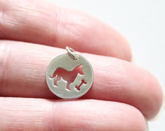 Dije de perro de plata esterlina: colgante de cachorro y hueso recortado