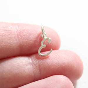 Charm de plata de ley con inicial E en cursiva, Charm con letra E, Charm con inicial E en cursiva, Charm con letra E, Charm con letra E en cursiva, Charm con inicial E