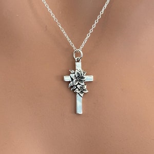Naszyjnik z krzyżem ze srebra próby 925 z zawieszką w kształcie lilii