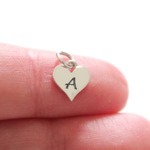Berloque de prata esterlina com uma letra e coração, berloque de prata com uma inicial estampada, berloque de uma letra estampada, berloque inicial A, berloque inicial A