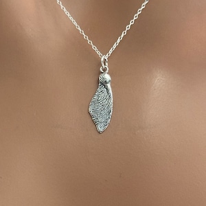 Collar de vaina de semillas de arce en plata de ley: encanto natural