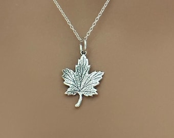 Collier feuille d'érable en argent sterling oxydé, breloque texturée