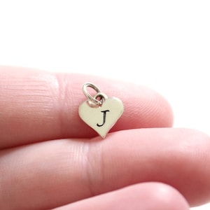 Charm de corazón con letra J en plata de ley, Charm de corazón con inicial J estampada en plata, Charm de letra J estampada, Charm de inicial J, Charm de inicial J