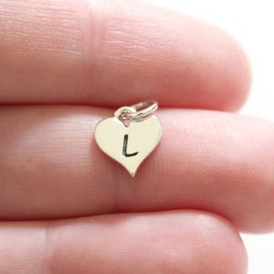 Dije de corazón con letra L en plata de ley, pequeño dije de corazón con inicial L estampada en plata, dije de letra L estampada, dije de inicial L, dije de inicial L