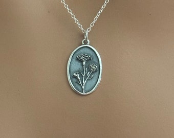 Colar com pingente de cravo em prata de lei: flor de nascimento de janeiro