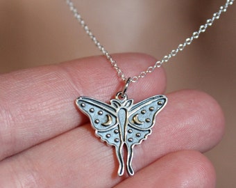 Charme Luna Moth en argent sterling avec collier de lunes en bronze, charme Luna Moth en argent avec collier de lunes en bronze, collier de charme Luna Moth