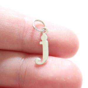 Charm de inicial J minúscula en plata de ley, inicial J, colgante con letra J grande, charm J, charm con inicial J de máquina de escribir, charm con letra J, inicial J