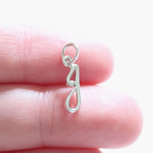 Charm de plata de ley con inicial J en cursiva, Charm con letra J, Charm con inicial J en cursiva, Charm con letra J, Charm con letra J en cursiva, Charm con inicial J