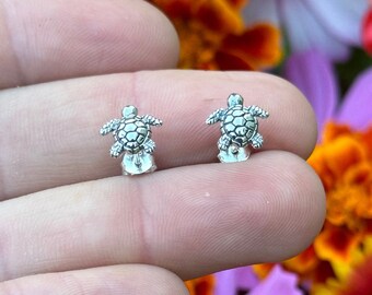 Orecchini a perno in argento sterling a forma di piccola tartaruga marina.