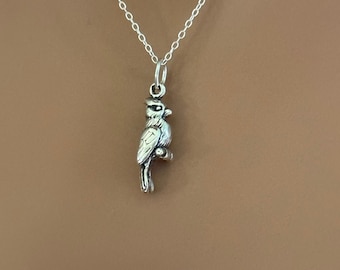 Collar con dije de pájaro cardenal de plata esterlina
