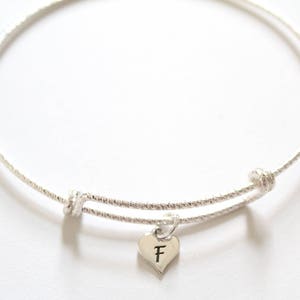Pulseira de prata esterlina com pingente de coração de letra F de prata esterlina, pulseira de pingente de coração inicial F estampada em prata, pulseira de pingente F