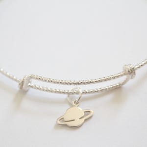 Pulsera de plata de ley con dije de Saturno en plata de ley, pulsera de Saturno, pulsera con dije de Saturno, pulsera espacial, pulsera con planeta Saturno